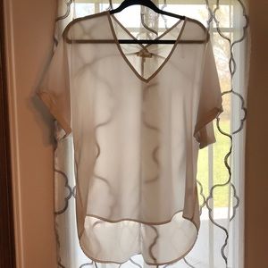 White short sleeved V-neck tunic